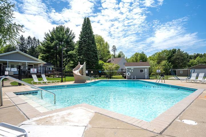 Vacation rental for 14 people, with pool and sauna as well as hot tub and terrace in Silver Lake