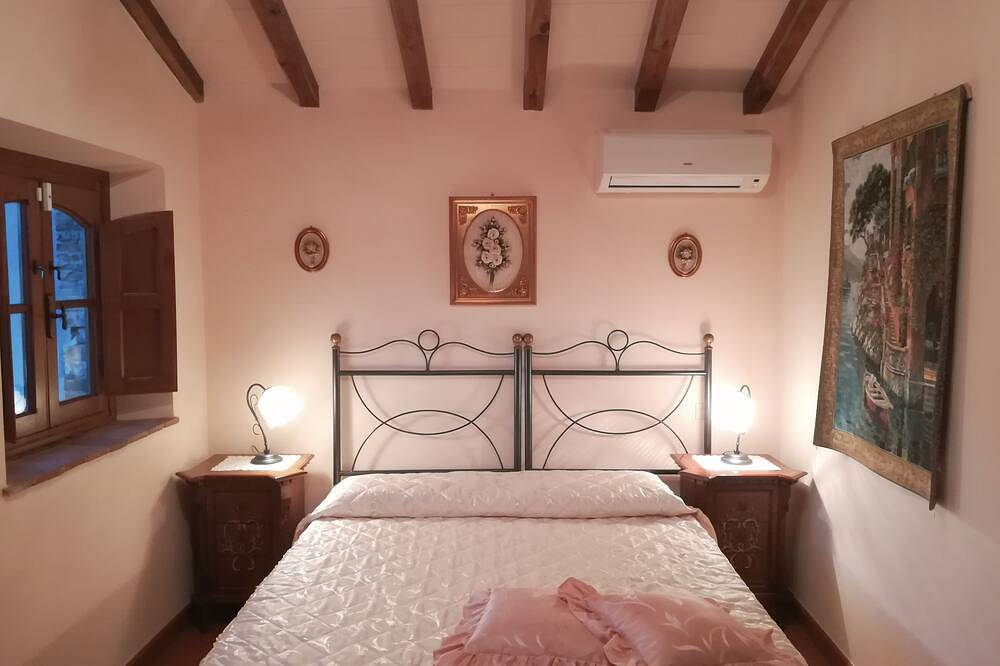 Elegant Stone Villa In The Tuscan Hills With Private Pool. in Borgo a Mozzano, Lucca Provinz