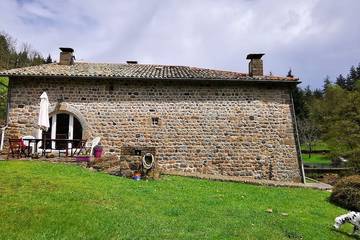 Gîte pour 12 personnes, avec balcon et jardin à Marcols-les-Eaux