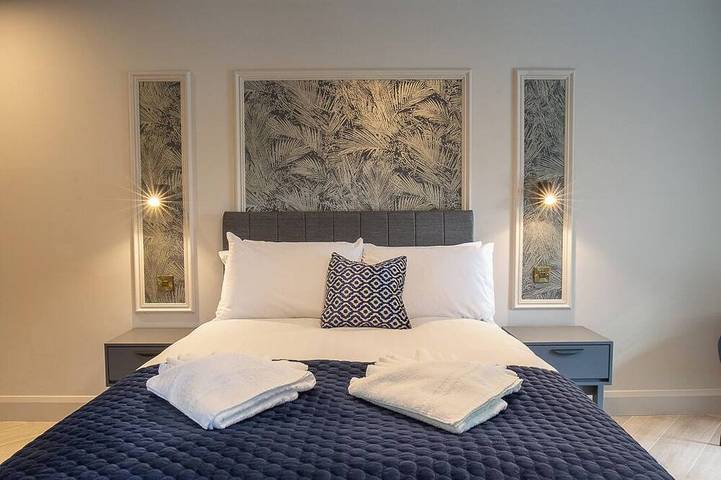Luxury Large bedroom in the heart of Galway City in Eyre Square, Galway