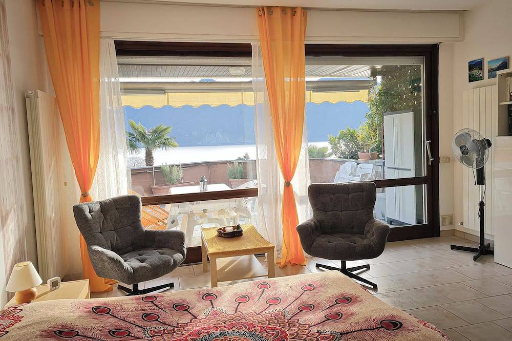 Ganze Wohnung, Attraktives Studio mit Balkon, Pool und Traumseesicht in Susello, Ghiffa