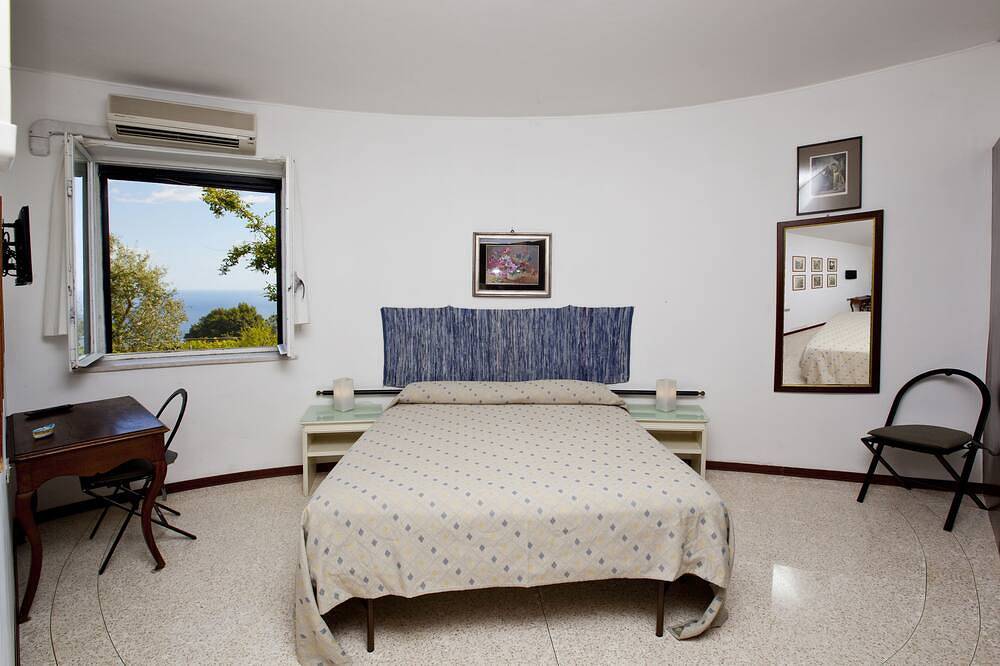 Villa, private pool and sea views in Amalfi Coast, Campania, Italy in Piano di Sorrento, Sorrento Coast