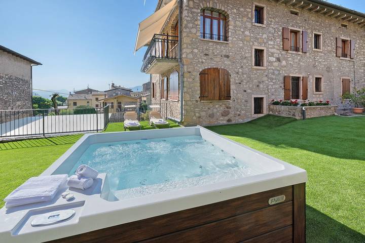 Appartamento vacanze per 5 persone, con Balcone e Idromassaggio nonché Giardino e Vista lago al Lago di Garda