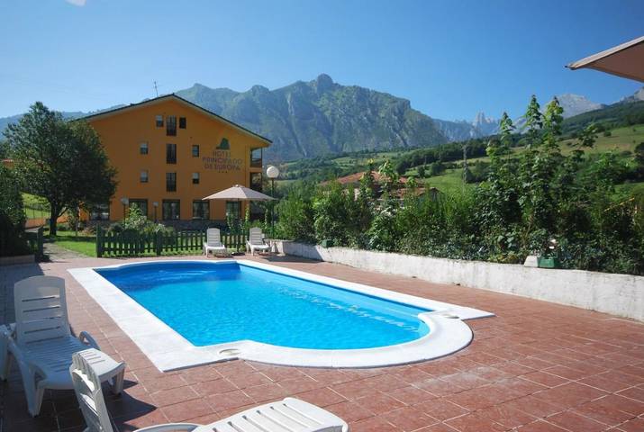 Hôtel pour 2 personnes, avec terrasse et vue ainsi que piscine et jardin dans Poo de Cabrales - 3