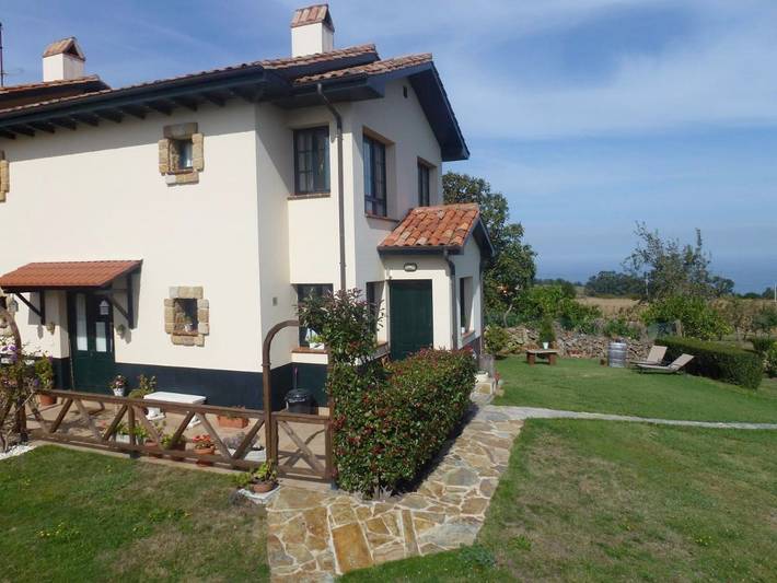 Hotel para 3 personas, con jardín y vistas, Familias con niños en Argüero - 2