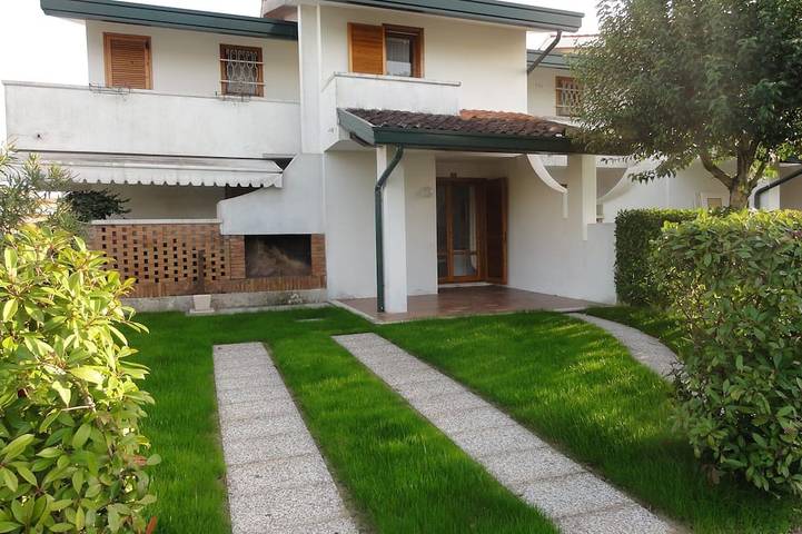 Villa mit pool für 6 Personen, mit Balkon und Pool in Bibione