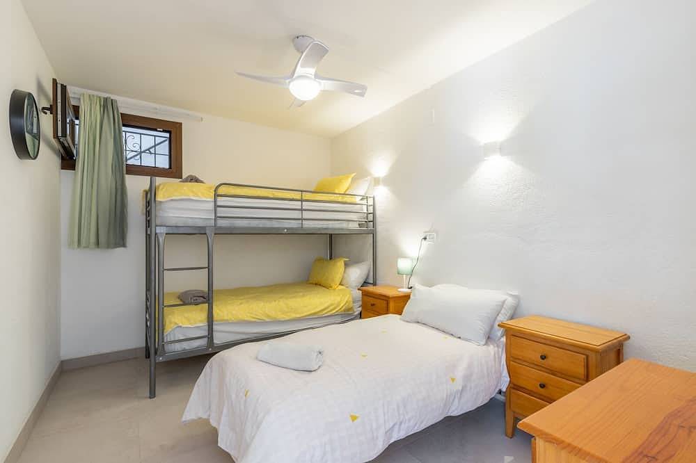 Entire apartment, Apartamento Flora - 2 bed apartment, shared pool, minutes walk El Portet beach in Cala El Portet, Teulada (Spain)