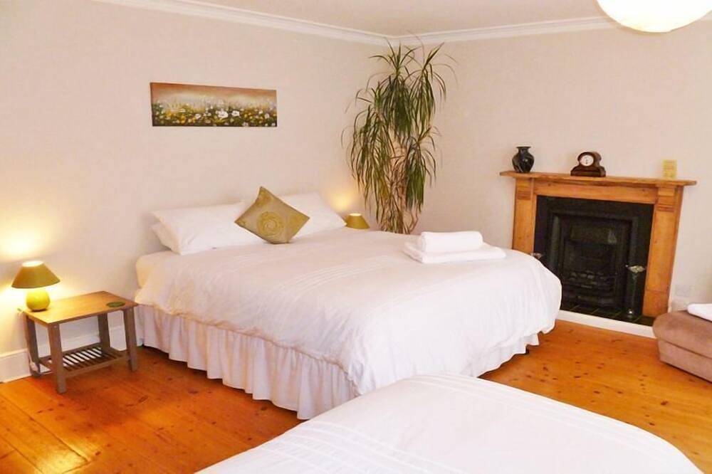 Dairy House -  a house that sleeps 16 guests in 7 bedrooms in Gosport, Hampshire