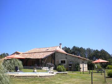 Gîte pour 4 personnes, avec jardin ainsi que piscine et terrasse à Manzac-sur-Vern