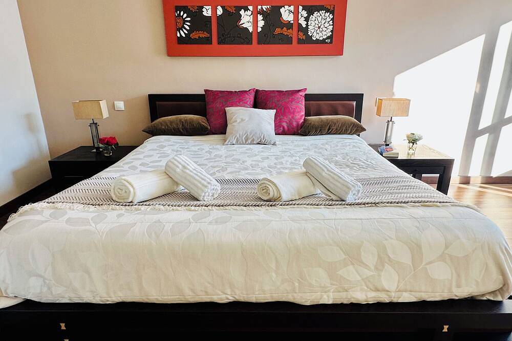 Lux Villa with Year-Round Heated Pool, beautiful outdoor space & Game Room in Montequinto, Dos Hermanas