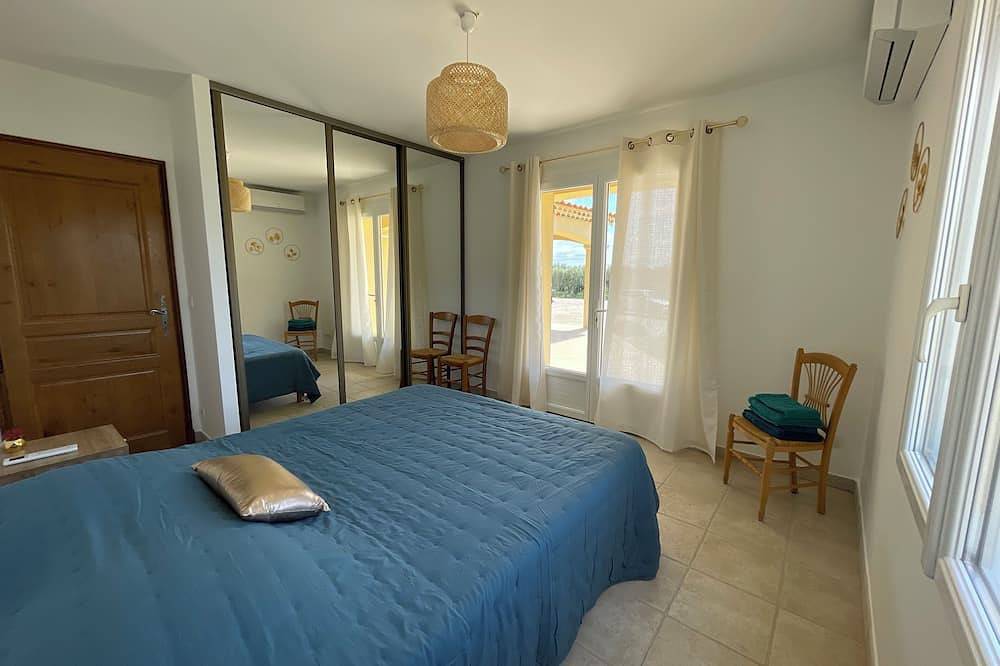 Air-conditioned house between vineyards and olive groves: 4 bedrooms and private pool in Beaumes-de-Venise, Vaucluse