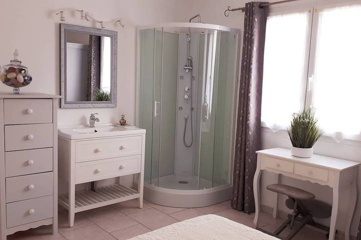 Gîte pour 2 personnes, avec jardin et jacuzzi à Velleron - 2