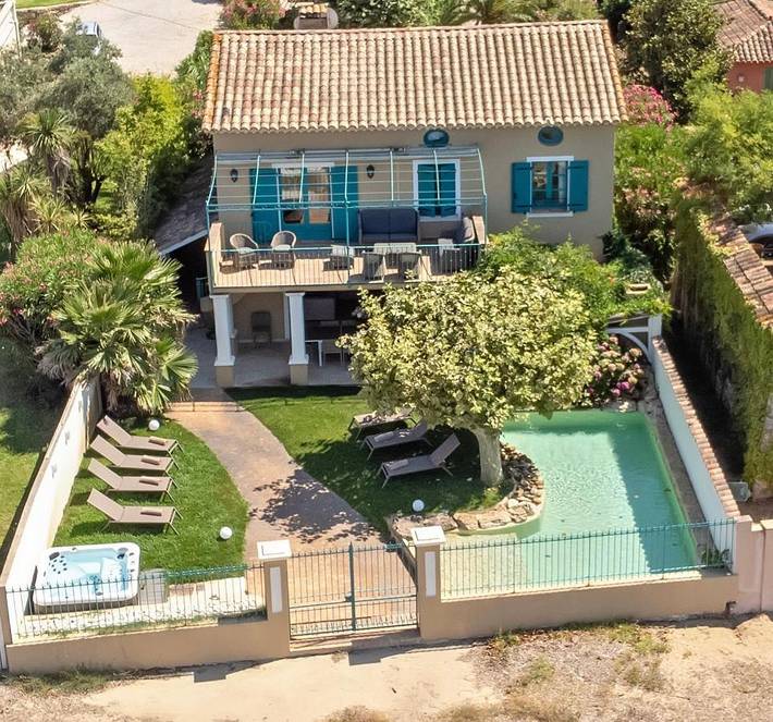 Location de vacances pour 14 personnes, avec jacuzzi ainsi que jardin et piscine dans Plage de la Bouillabaisse - 2