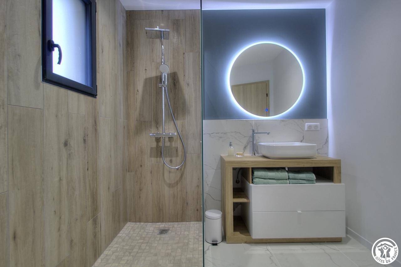 Acogedora casa rural con aparcamiento, piscina, jardín y WiFi in Izenave, Nantua