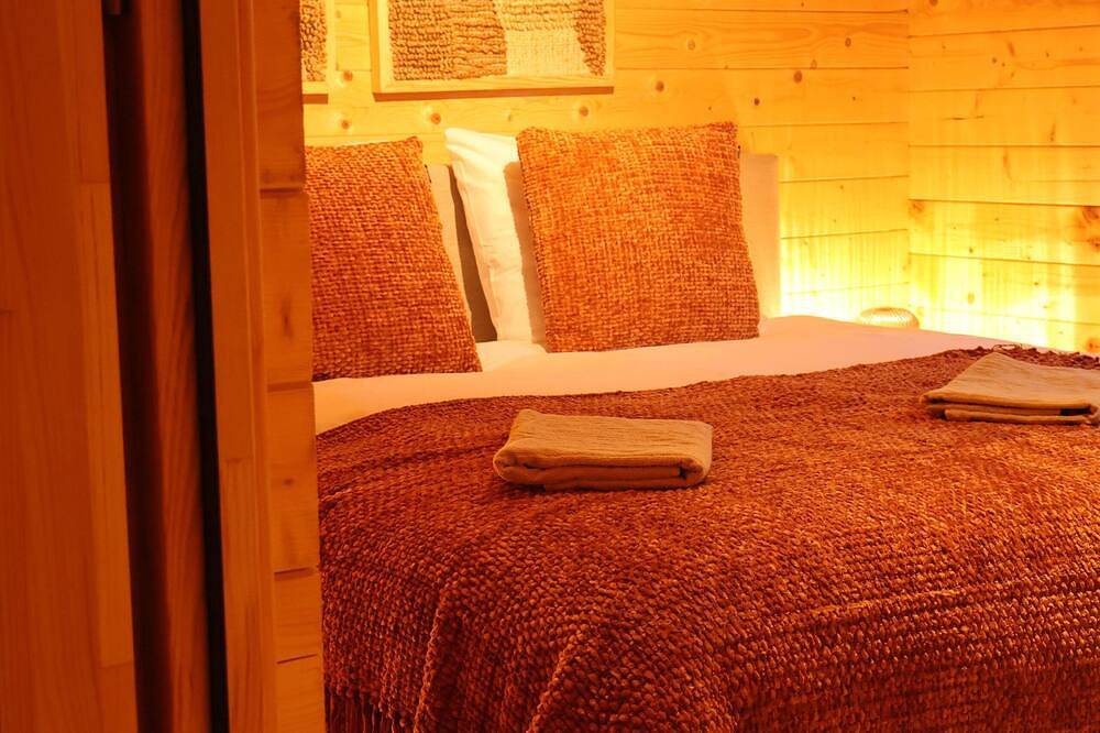 Luxury wooden wellness forest cottage with Hot tub in Nationalpark De Groote Peel