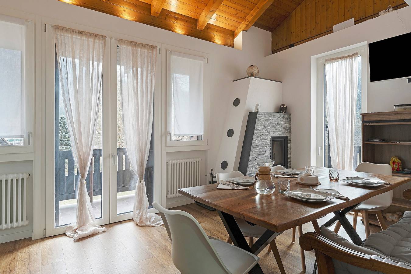 Entire apartment, Railway Loft Dimaro: Spacious Retreat for Families and Groups up to 8 Guests in Monclassico, Dimaro Folgarida