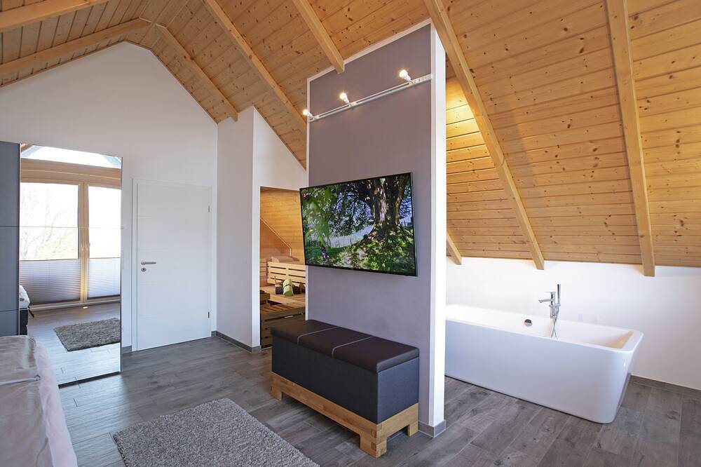 Strandhaus am See, Außen Whirlpool und Sauna zur alleinigen Nutzung, 30m zum See in Göhren-Lebbin, Fleesensee