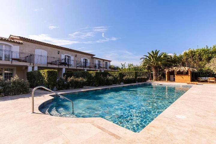 Chambre d’hôte pour 28 personnes, avec Balcon et Terrasse ainsi que Jardin et Piscine