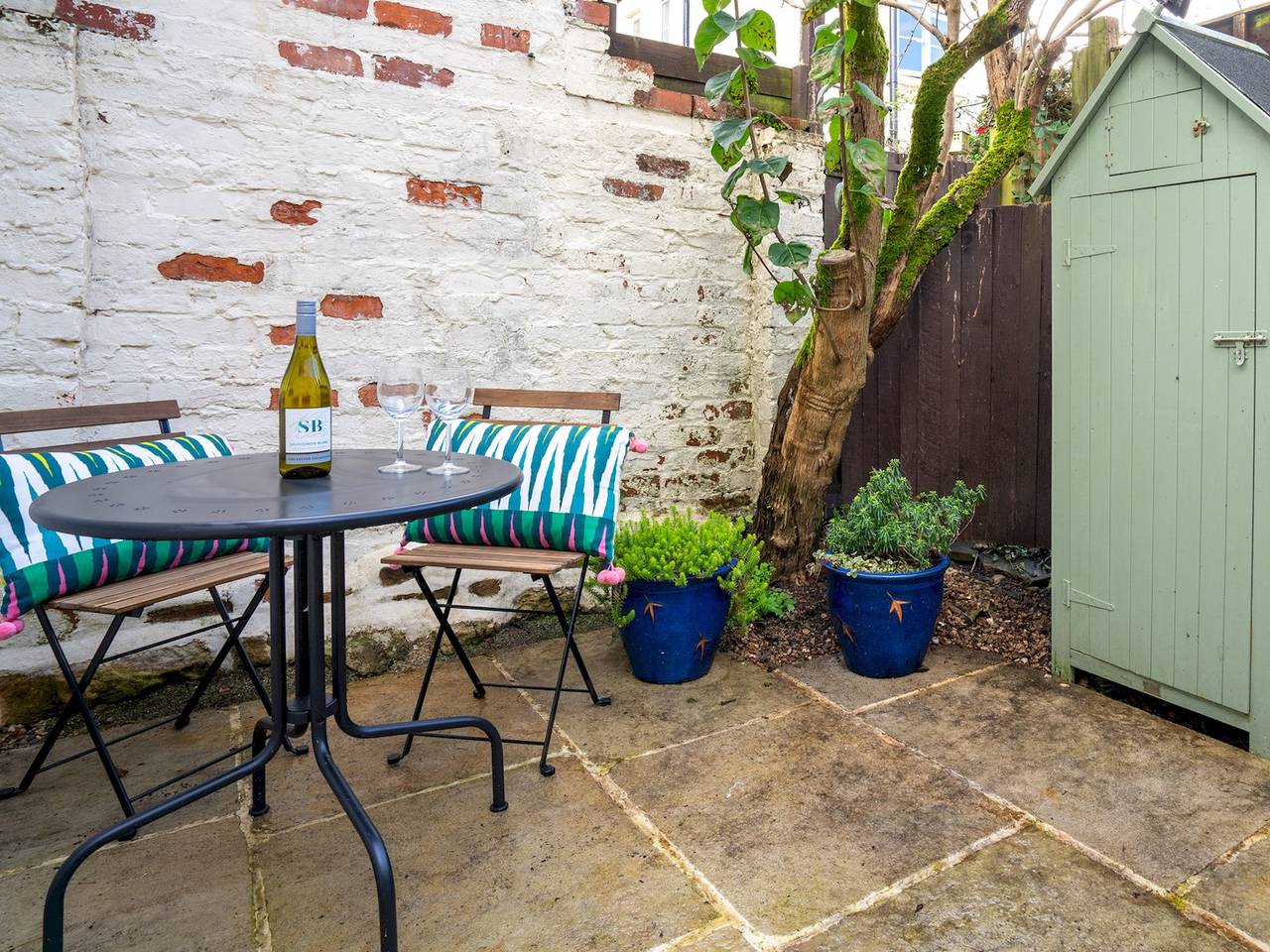 Pass the Keys | Quarry Cottage Courtyard Garden in Cirencester, Gloucestershire