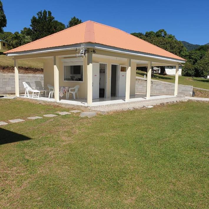 Location de vacances pour 2 personnes, avec terrasse ainsi que jardin et vue à Case-Pilote - 2
