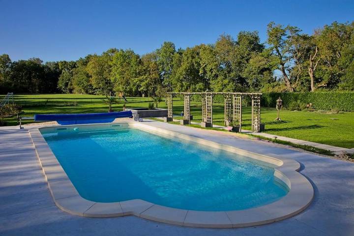 Location de vacances pour 4 personnes, avec piscine et jardin à Chaunay