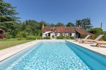 Gîte pour 9 personnes, avec jardin ainsi que terrasse et piscine à Cour-Cheverny