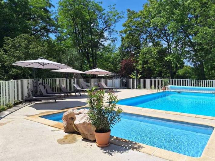 Mobil home pour 2 personnes, avec piscine et terrasse, animaux acceptés à Rocamadour