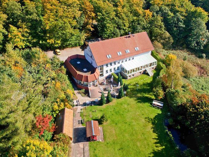 Hotel, mit Terrasse und Garten in Friedrichsbrunn