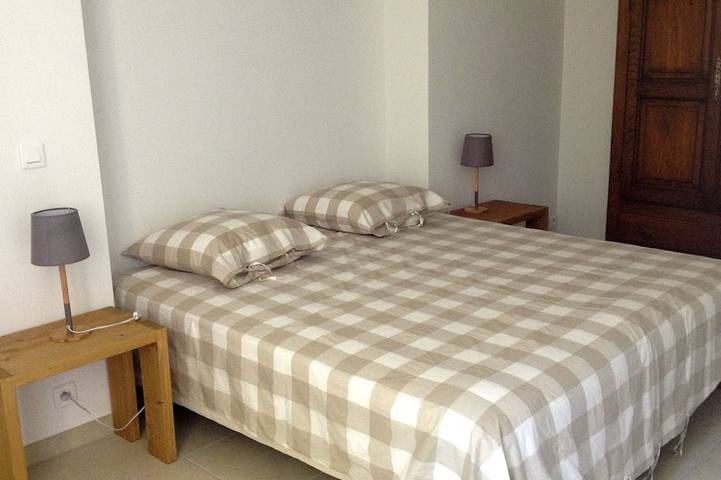 Gîte pour 6 personnes, avec terrasse ainsi que piscine et jardin à Sainte-Anastasie - 3