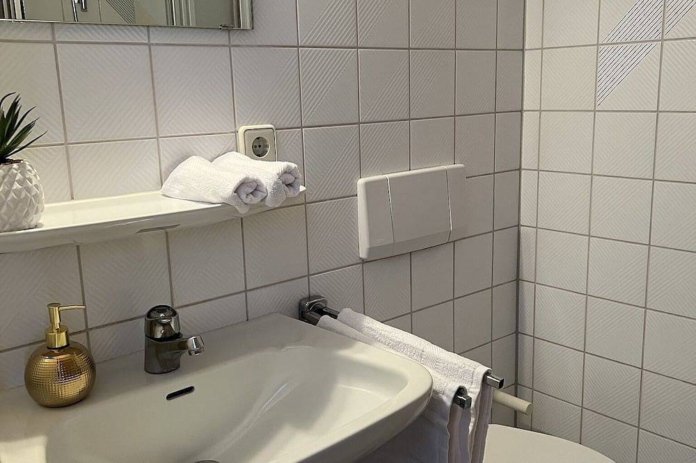 Ganze Wohnung, Schönes Doppelzimmer mit Balkon in Steinsfeld, Taubertal