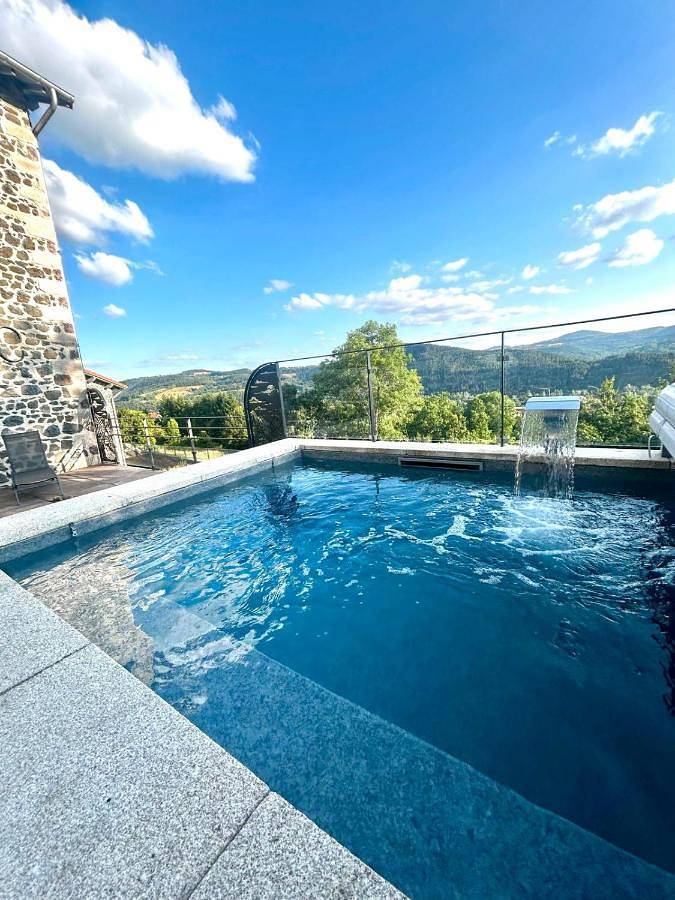 Location de vacances pour 10 personnes, avec vue ainsi que terrasse et piscine à Coubon - 2