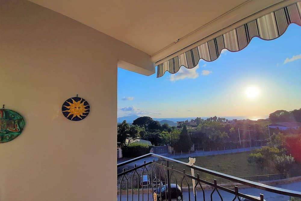 Entire apartment, Apartment with a view of the sea, the mountain of Cuma and the island of Ischia. in Pozzuoli, Naples Province