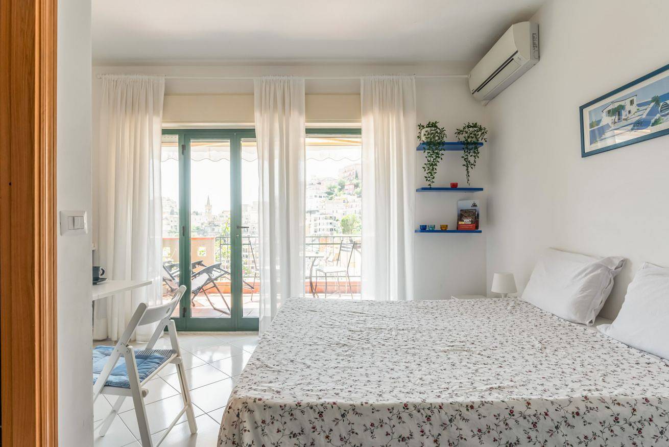 Entire apartment, Romantic Retreat in Taormina in Taormina, Messina Province