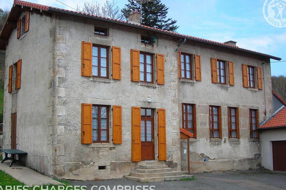Gîte convivial avec jardin, accepte animaux, idéal pour nature et randonnées en Auvergne in La Chambonie, Montbrison