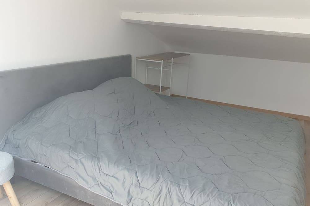 Appartement entier, 4km des plages/Sanary, appart neuf 9 pers calme, terrasse, clim, 2 chb, parking in Ollioules, Côte méditerranéenne (France)
