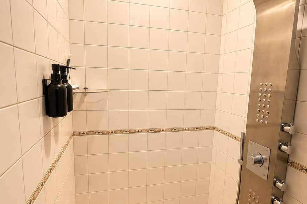 Appartement entier, La Liberté Cambrai – Terrasse privée, Home Cinéma, Parking & Expérience Premium in Cambrai, Département Nord