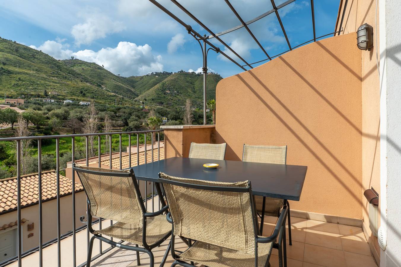 Appartamento intero, 'Cefalù Seaside Pool Villa' con piscina condivisa, Wi-Fi e Aria Condizionata in Mazzaforno, Cefalù (Comune)