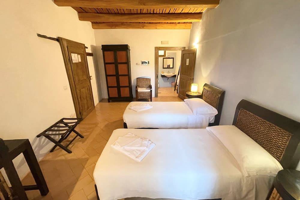 Spoleto Tranquilita + Pool. Sleeps 20, Wifi. Extensive Private Grounds in Spoleto, Perugia Province