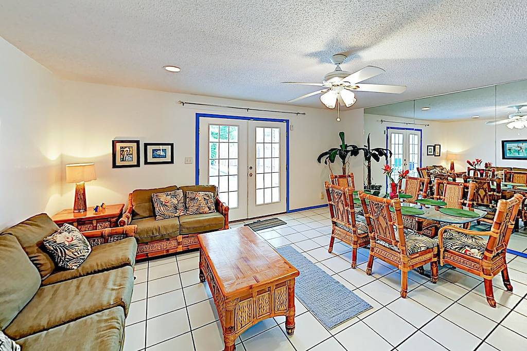 Ganze Wohnung, Spacious Island Getaway w/ Fenced Backyard Pool & 2 Balconies, Walk to Beach in South Padre Island, Laguna Madre
