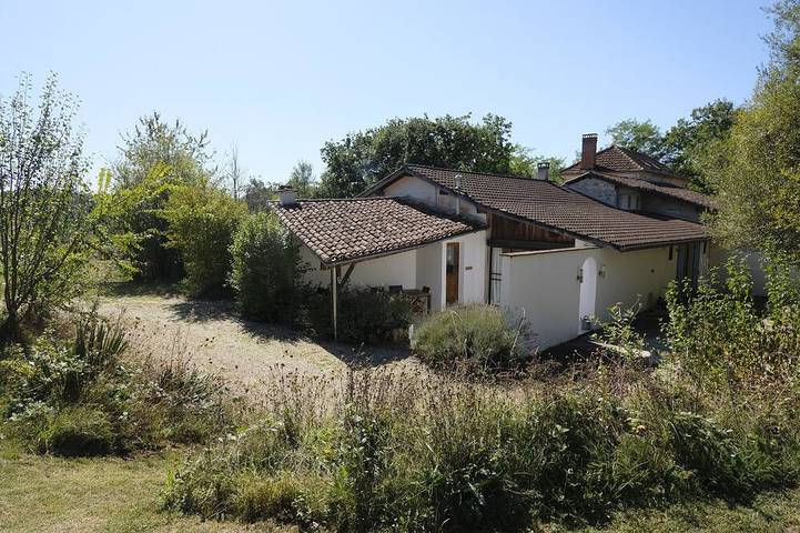 Gîte pour 6 personnes, avec terrasse ainsi que jardin et piscine à Saint-Pé-Saint-Simon
