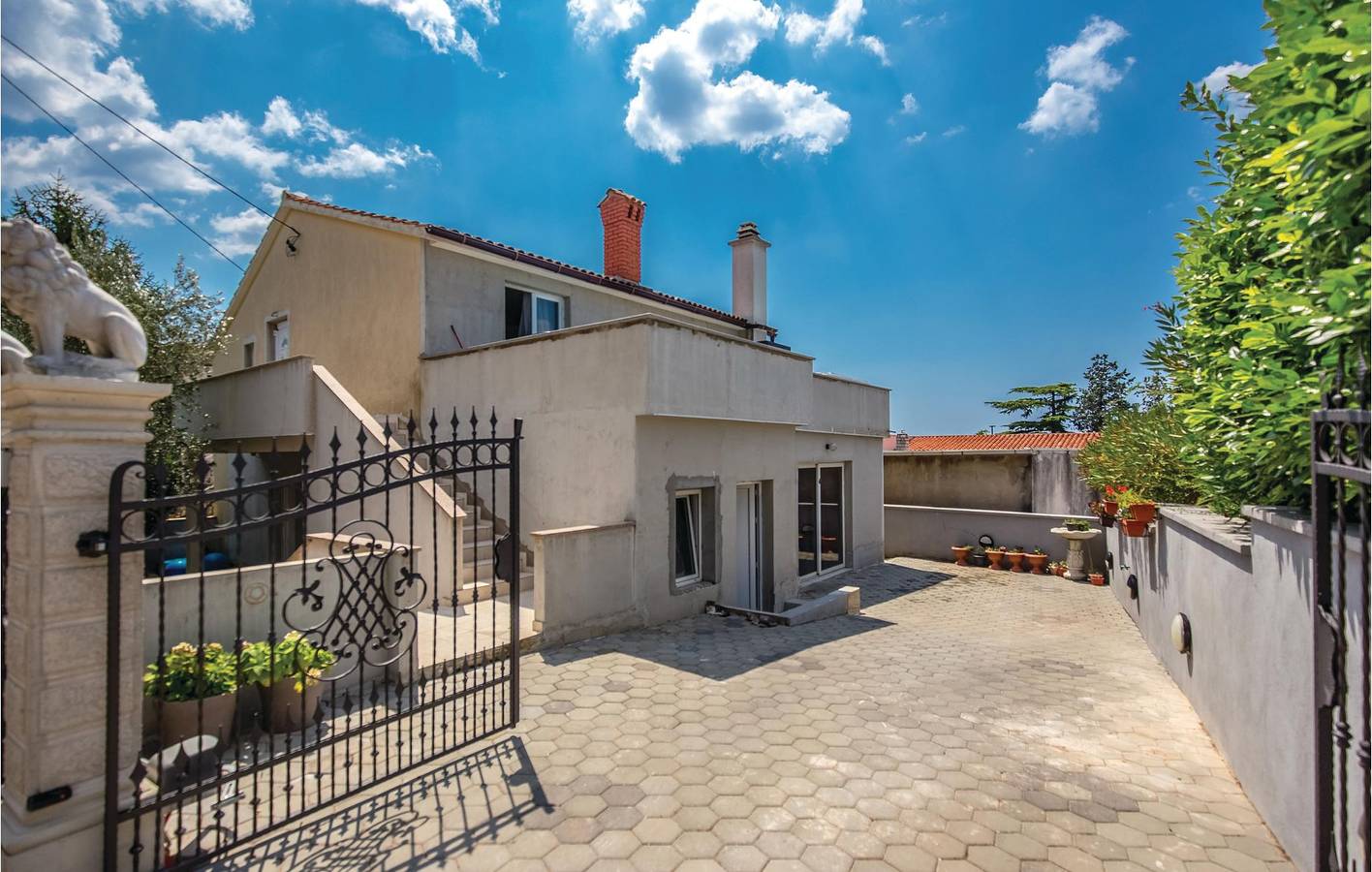 Ganze Ferienwohnung, Charmante Ferienwohnung mit Terrasse, WLAN und 2,5 km Entfernung zum Strand in Vrh Martinscice, Primorje-Gorski Kotar