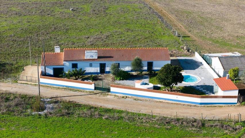Location de vacances pour 4 personnes, avec piscine ainsi que jardin et vue dans São Cristóvão