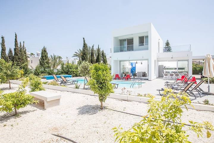 Vacation rental for 10 people, with pool and yard as well as balcony in Protaras