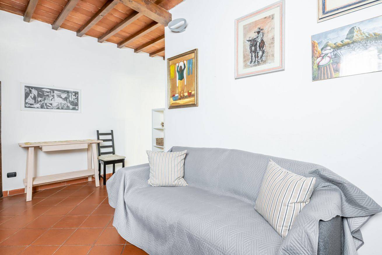 Entire apartment, Guesthost - Settignano Quiet Apartment with Private Parking in Florence, Florence Province