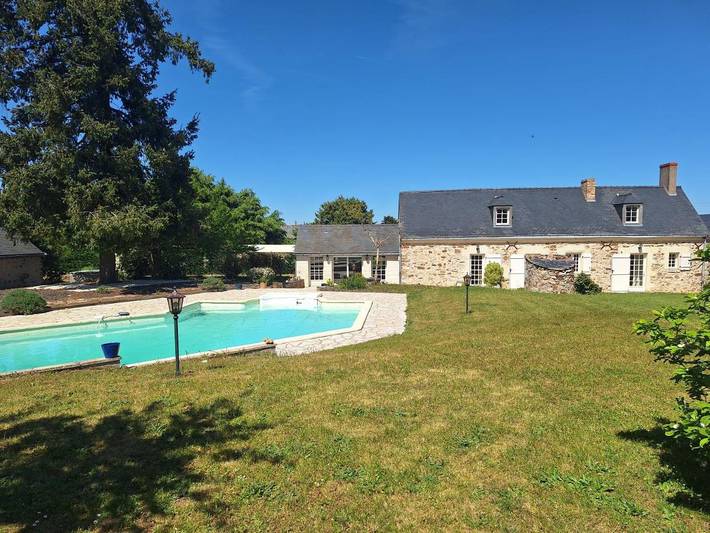 Gîte pour 2 personnes, avec jardin et piscine ainsi que terrasse et vue à Blaison-Gohier