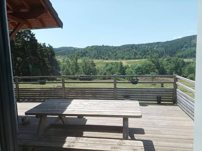 Cottage pour 4 personnes, avec piscine ainsi que vue et balcon à Laussonne