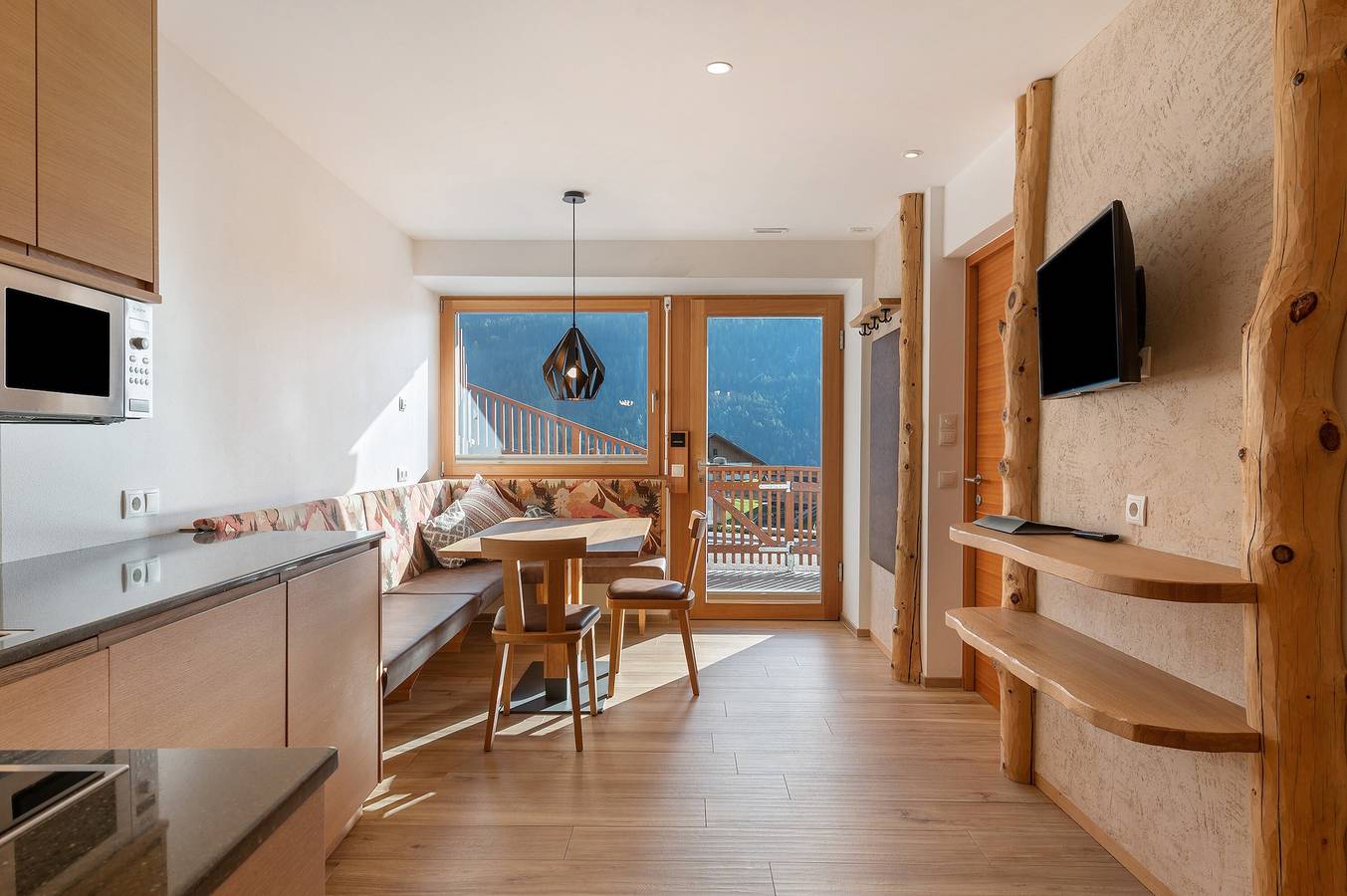 Ganze Wohnung, Ferienwohnung 'Villa Solinda App Vivaldi' mit Bergblick, privater Terrasse und Wi-Fi in Daunëi, Wolkenstein