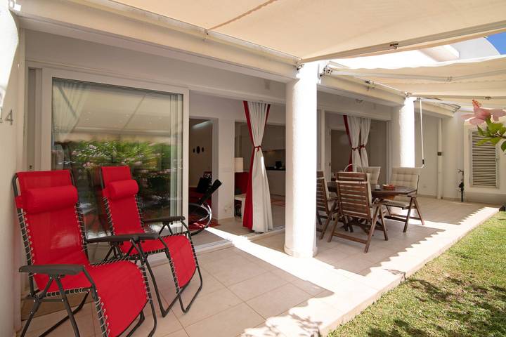 Entire apartment, Holiday Apartment 'Large Apartment in Vale do Lobo' with Private Garden & Wi-Fi in Vale do Lobo, Almancil