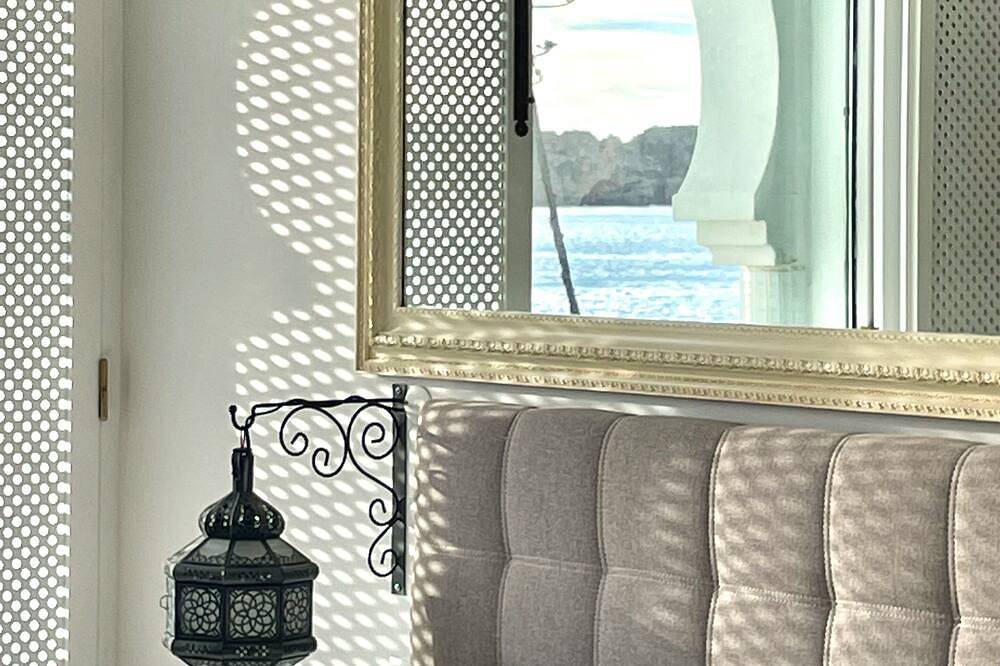 New - Unique - Romantic holiday villa directly on the sea - with beach access in Praia do Vau, Portimão