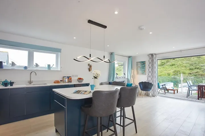 Entire apartment, Anneth Lowen is a large four-bedroom detached house, just a short stroll from the bustling beaches o in Polzeath, Pentire Point - Widemouth